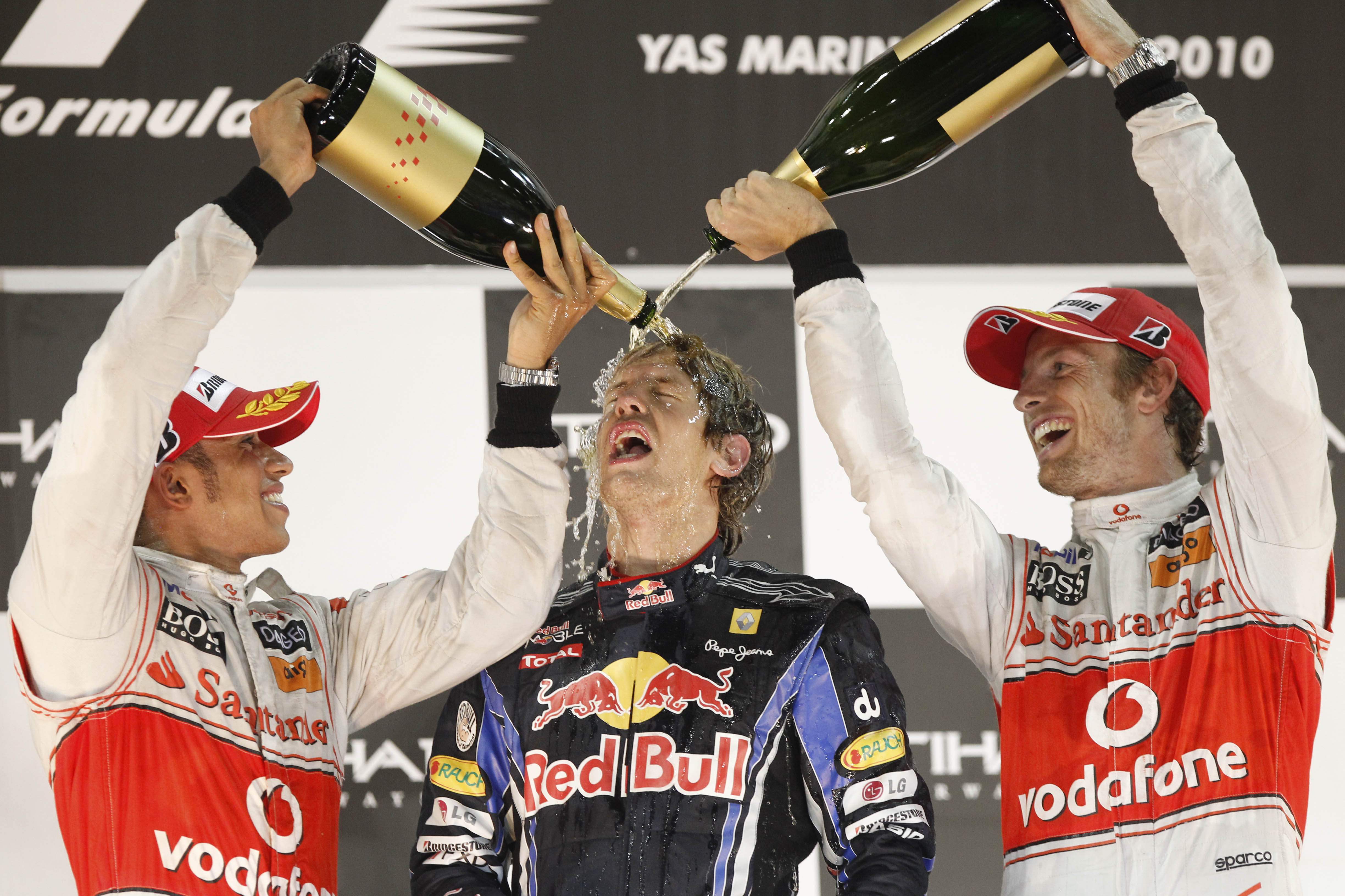 Sebastian Vettel lyckades vinna VM i den sista deltävlingen i fjol. Just framför näsan på Lewis Hamilton.