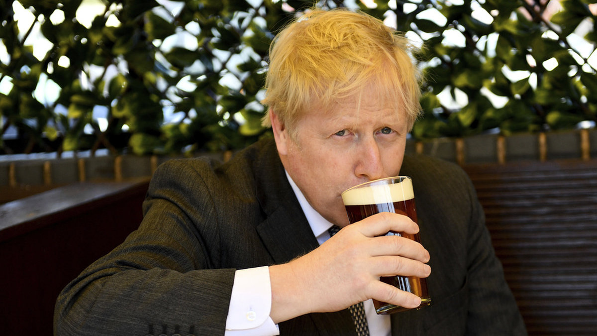 Dåvarande premiärminister Boris Johnson tar sig en pint öl – motsvarande drygt en halv liter – under valkampanjen 2019. Arkivbild.
