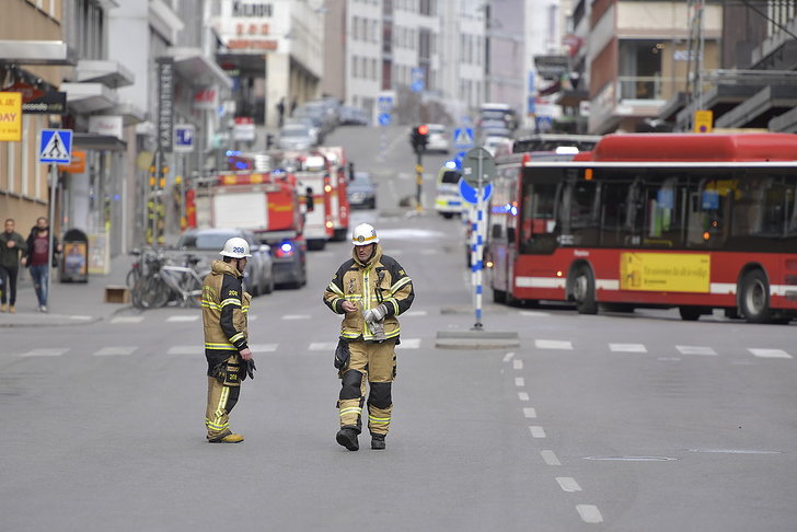 Brandmännens insats hyllas också. Brandmännens insats hyllas också.