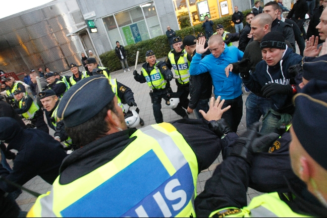 Polisen fick ingripa innan matchstarten. Polisen fick ingripa innan matchstarten.