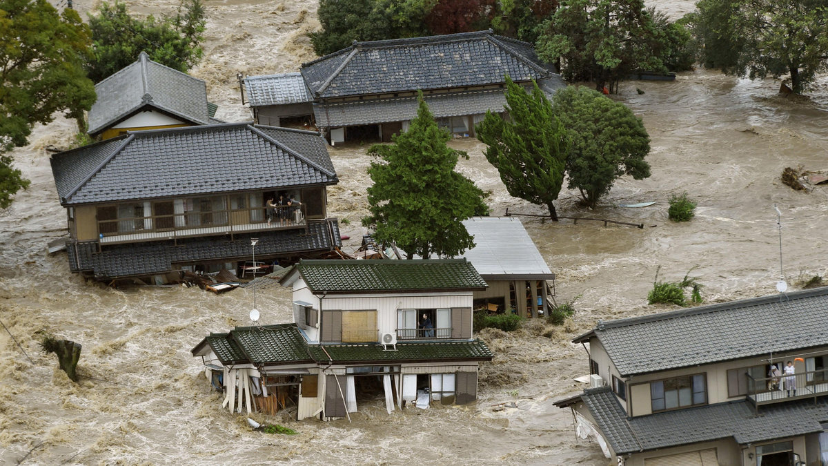 Flodvattnet täcker bostadsområdena, Miyagi och Tochigi är två av platserna som värst drabbats.