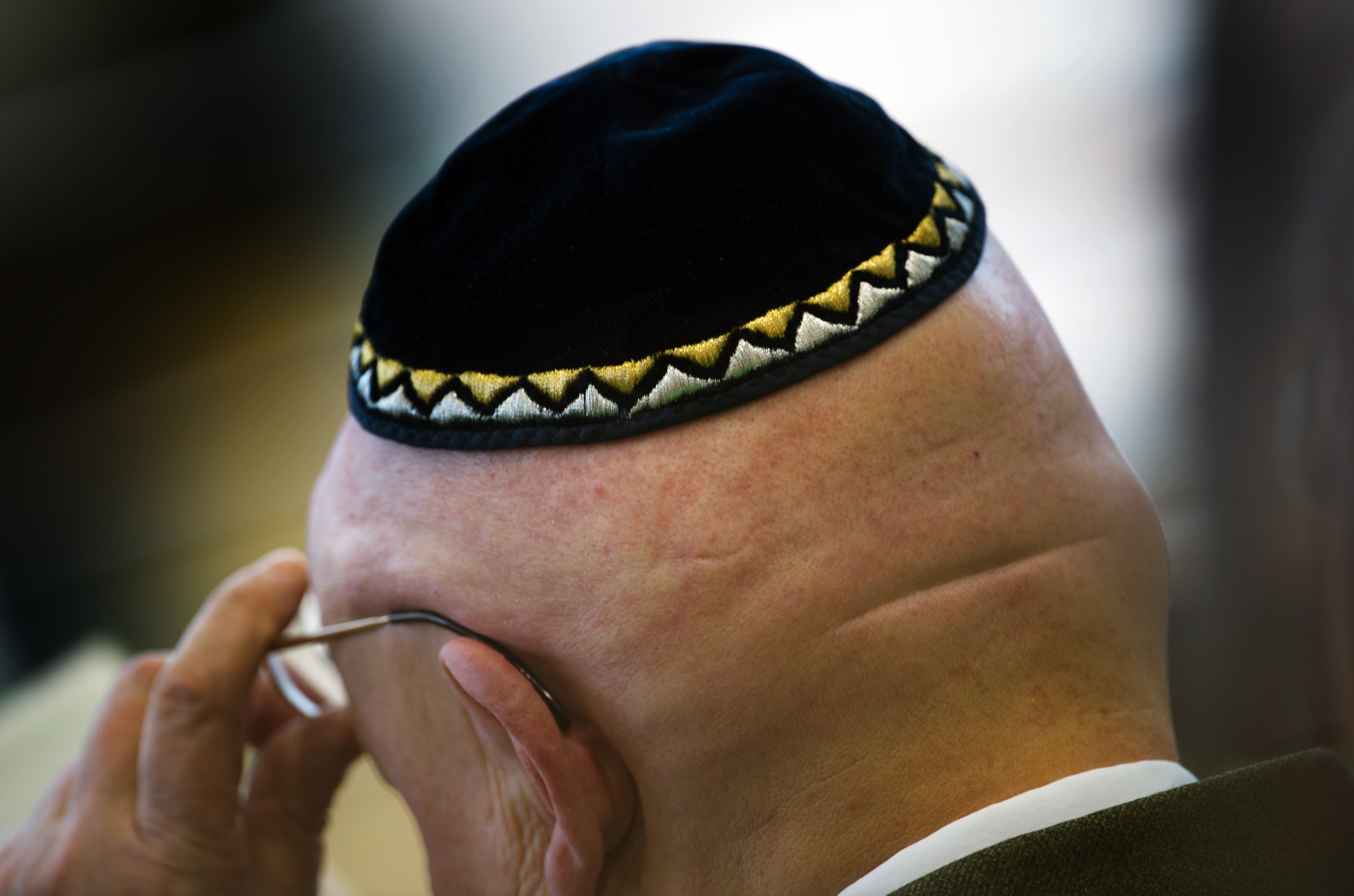 Många judar utsätts än i dag för nazism. Många judar utsätts än i dag för nazism.