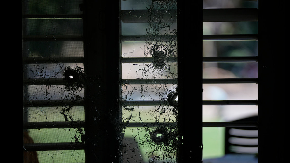 Ett fönster med kulhål i kibbutzen Kfar Azza, som attackerades av Hamasterrorister i helgen. Fler än 100 människor dödades.