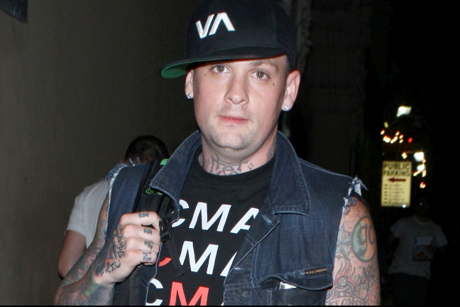 Under en kort tid dejtade Paris Benji Madden medan hennes bästa vän Nicole Richie var tillsammans med hans tvillingbror. Under en kort tid dejtade Paris Benji Madden medan hennes bästa vän Nicole Richie var tillsammans med hans tvillingbror.