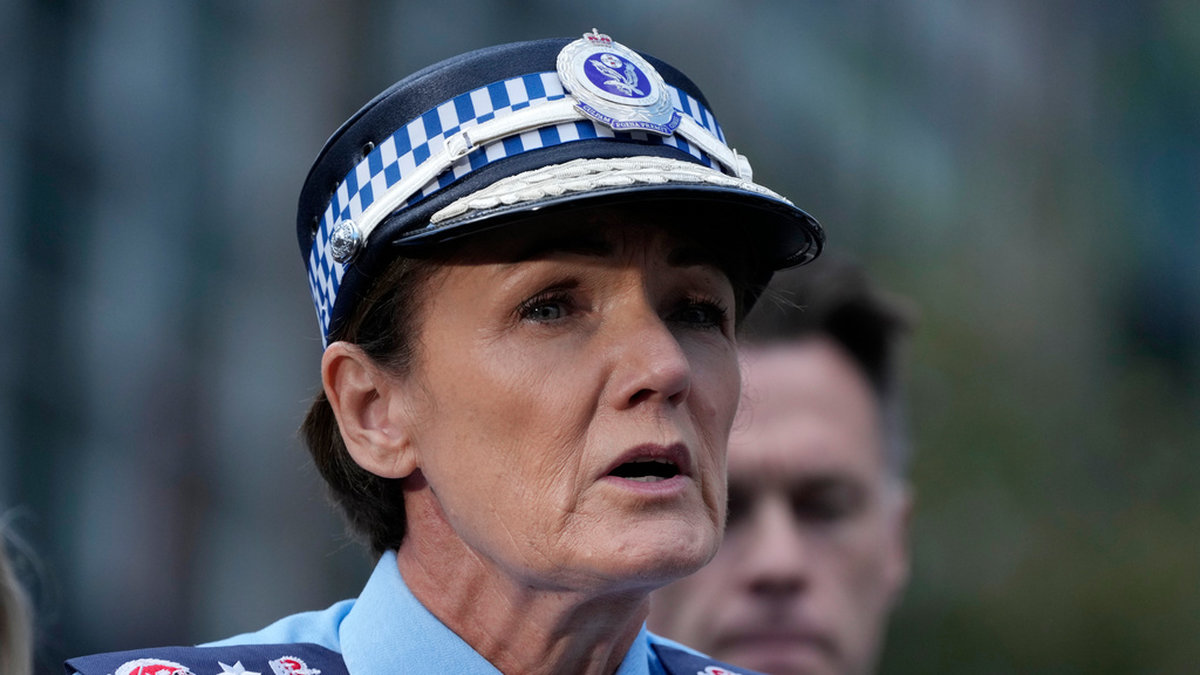 Karen Webb, polischef i New South Wales, talar till medier i Bondi Junction i östra Sydney.