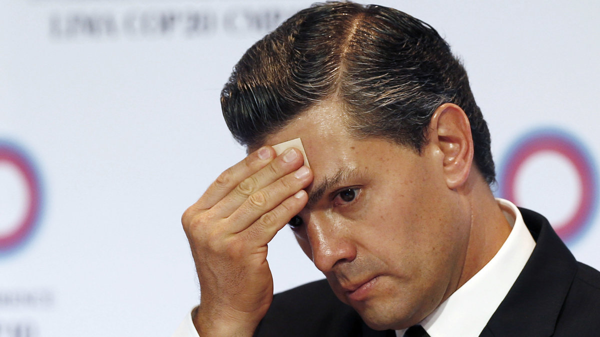 Mexicos president Enrique Pena Nieto svettas. 