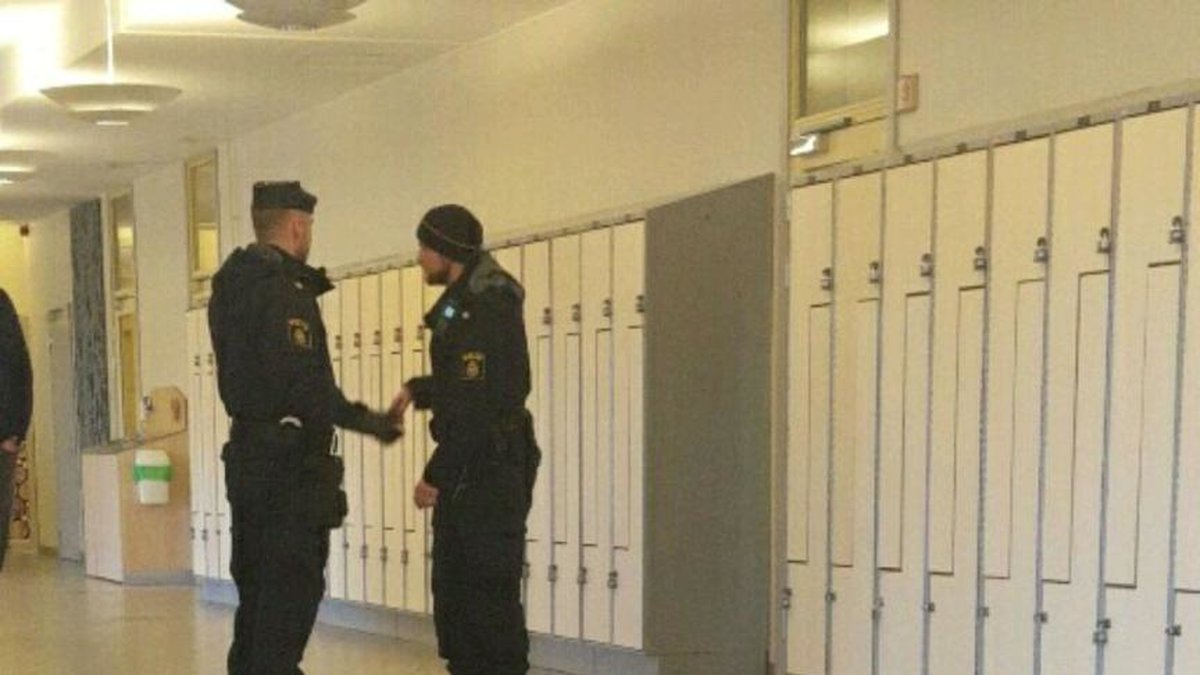 Här rör sig poliser inne på skolan.