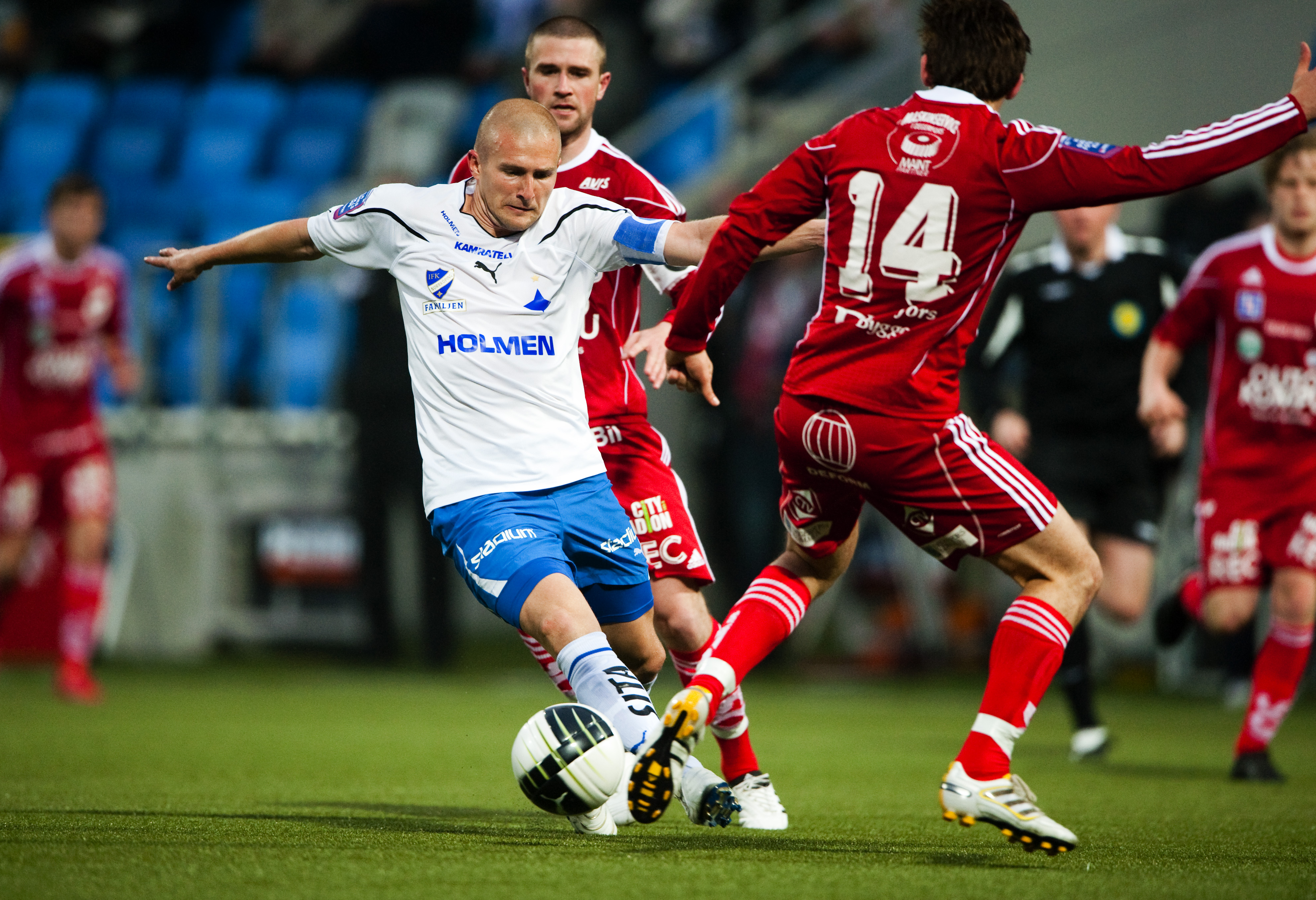 22. Daniel Bamberg, högermittfältare. Betyg: 3/5. En mångfaceterad kämpe som även är en lirare. Användes som anfallare i norska Haugesund, men lär spela på mittfältet i Örebro. 22. Daniel Bamberg, högermittfältare. Betyg: 3/5. En mångfaceterad kämpe som även är en lirare. Användes som anfallare i norska Haugesund, men lär spela på mittfältet i Örebro.