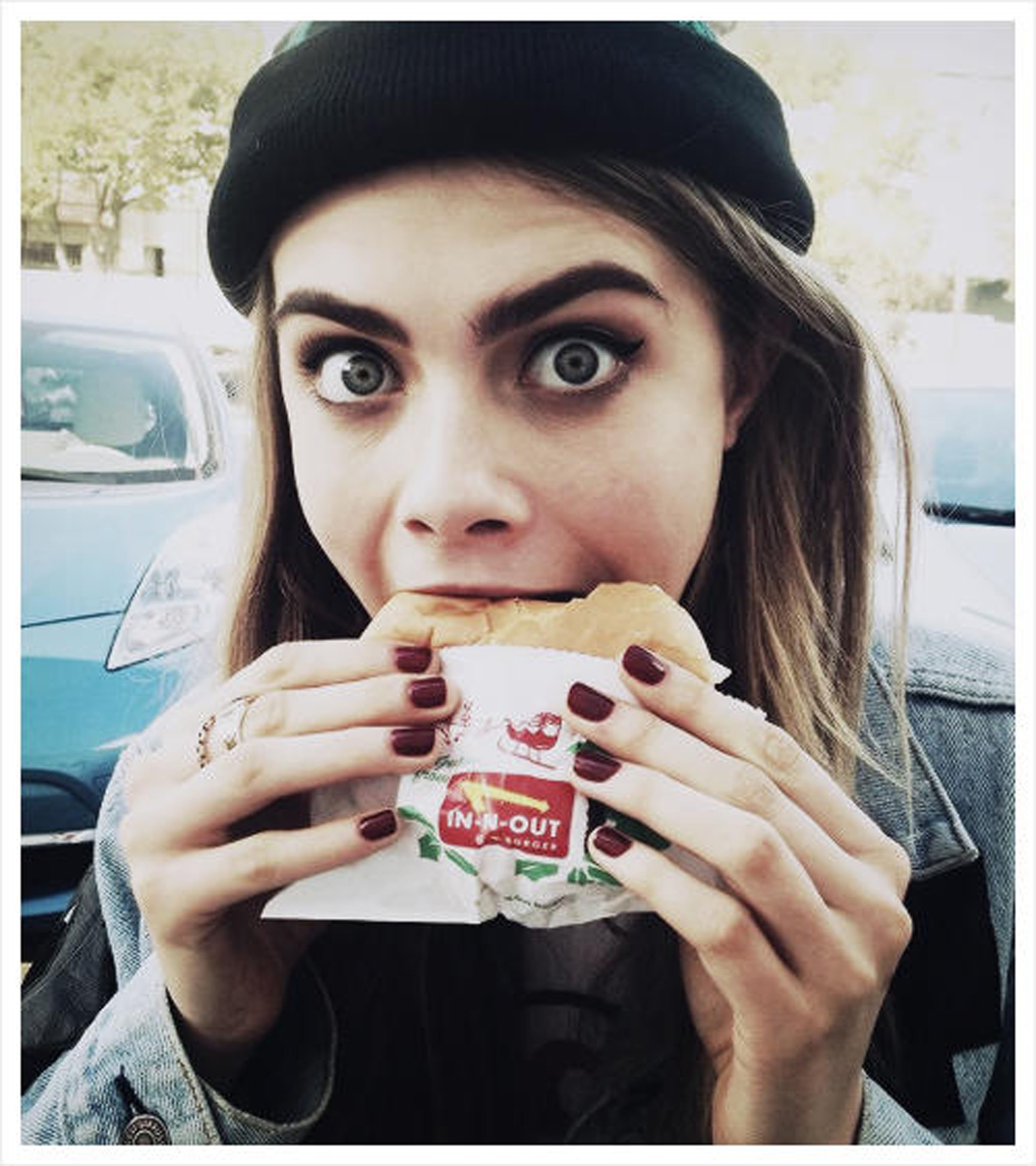 Cara Delevingne postar ofta bilder på mat - vill hon visa att modeller äter? Cara Delevingne postar ofta bilder på mat - vill hon visa att modeller äter?