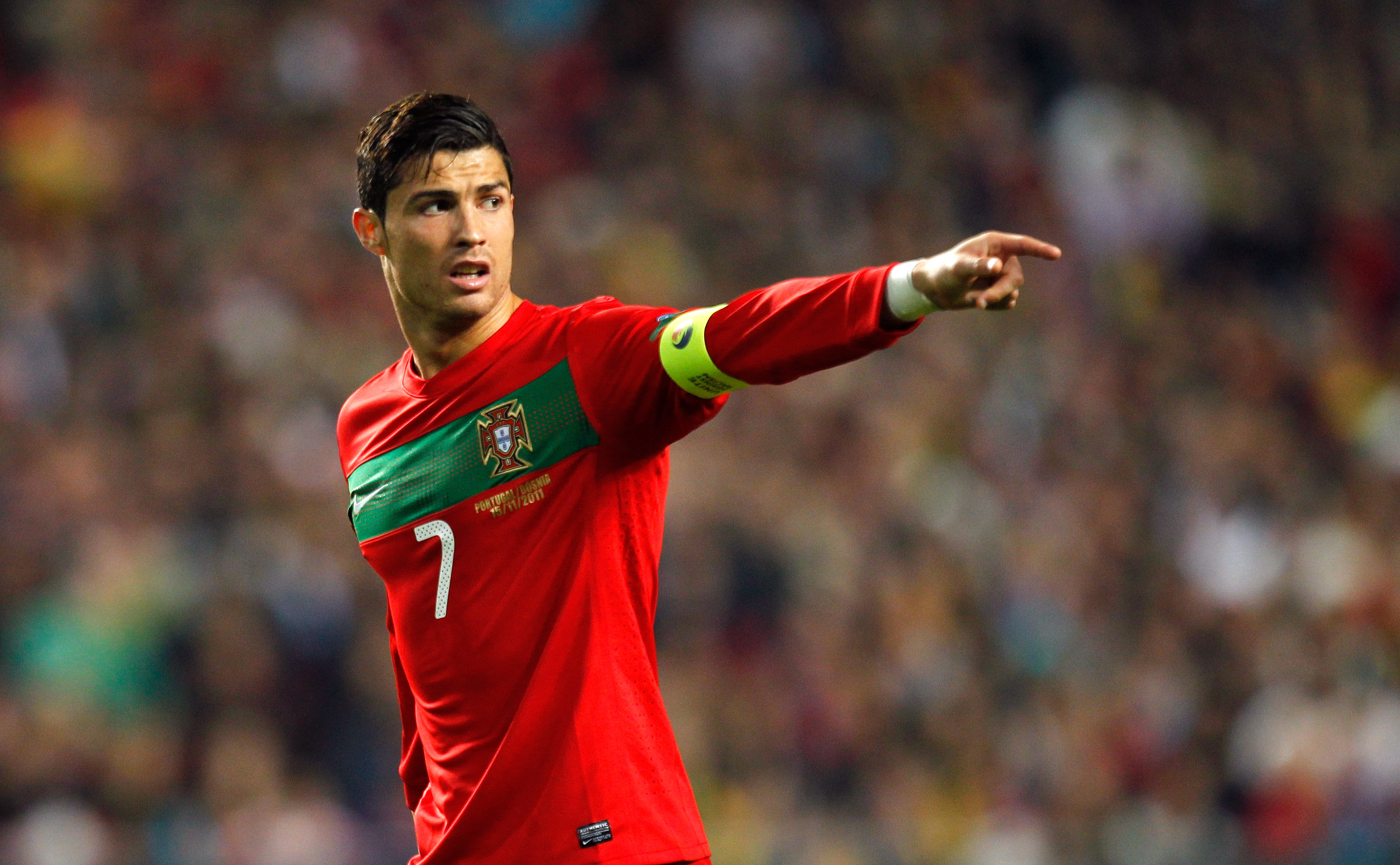Ronaldo har, liksom sin antagonist från Argentina, inte levt upp till förväntningarna i sitt landslag. Efter mycket möda och stort besvär lyckades Portugal slutligen kvalificera sig till EM-slutspelet i Ukraina/Polen. Ronaldo har, liksom sin antagonist från Argentina, inte levt upp till förväntningarna i sitt landslag. Efter mycket möda och stort besvär lyckades Portugal slutligen kvalificera sig till EM-slutspelet i Ukraina/Polen.