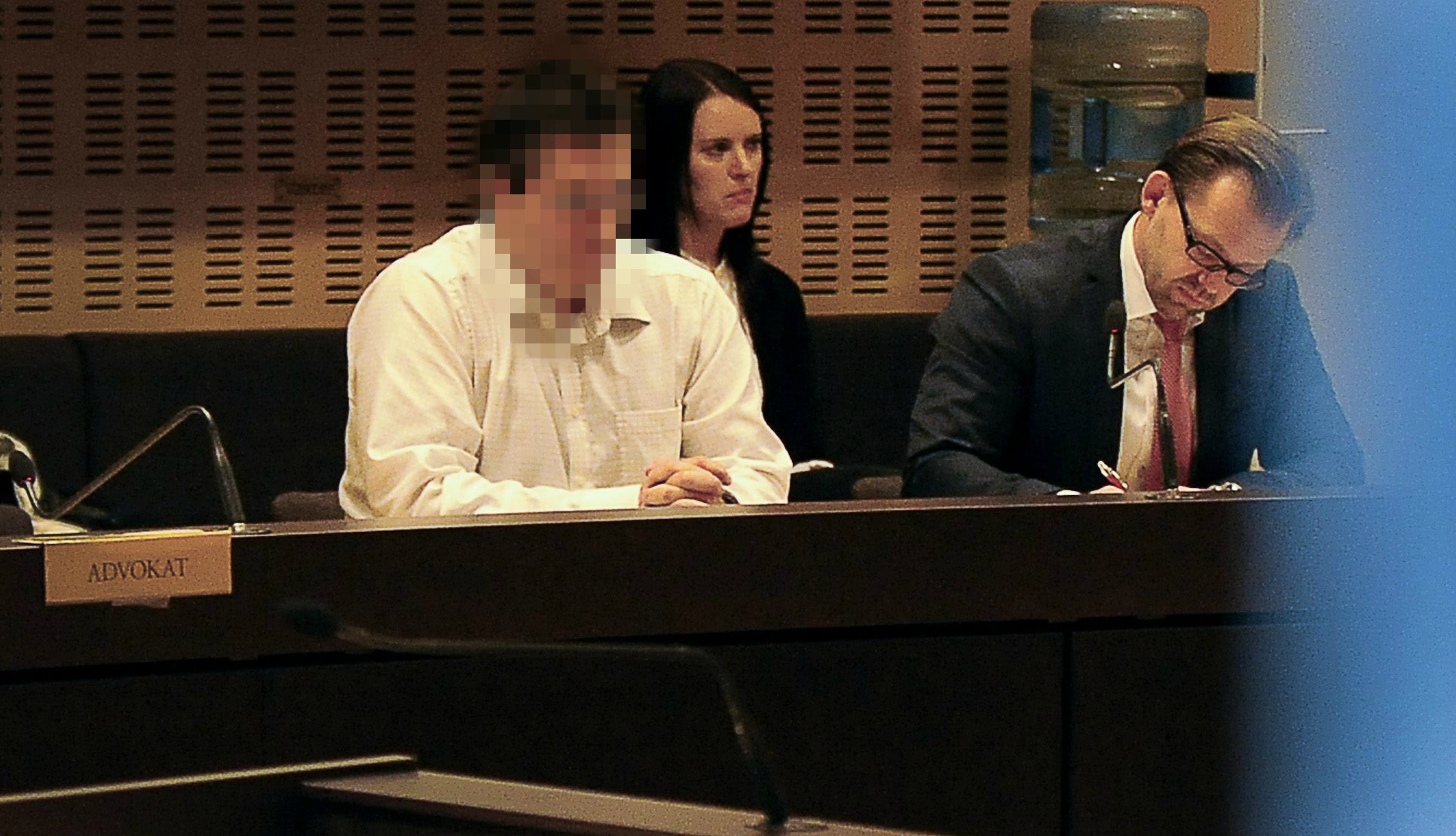 Den 52-årige sköterskan under rättegångsförhandlingarna som inleddes på måndagen. Till höger försvarsadvokaten Björn Hurtig.