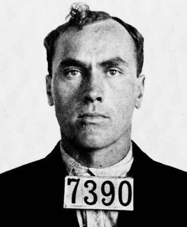 Carl Panzram: "Skynda på din bonnläpp, skynda dig! Jag skulle kunna döda tio personer medan du håller på och segar". Panzram, som mördade 21 personer valde att avsluta sitt liv med en skrämmande förolämpning till sin bödel. Carl Panzram: "Skynda på din bonnläpp, skynda dig! Jag skulle kunna döda tio personer medan du håller på och segar". Panzram, som mördade 21 personer valde att avsluta sitt liv med en skrämmande förolämpning till sin bödel.