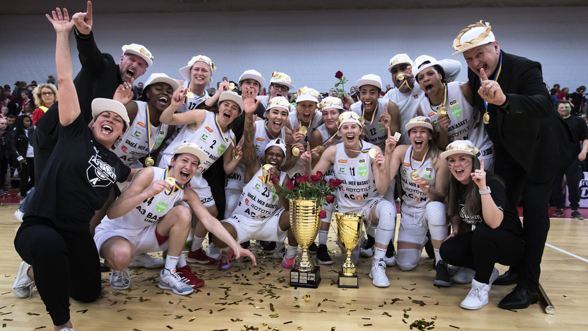 Umeås Tiffany Brown och Hollie Merson (mitten längst fram) och resten av laget jublar efter SM-guldet säsongen 2018/2019. Arkivbild.