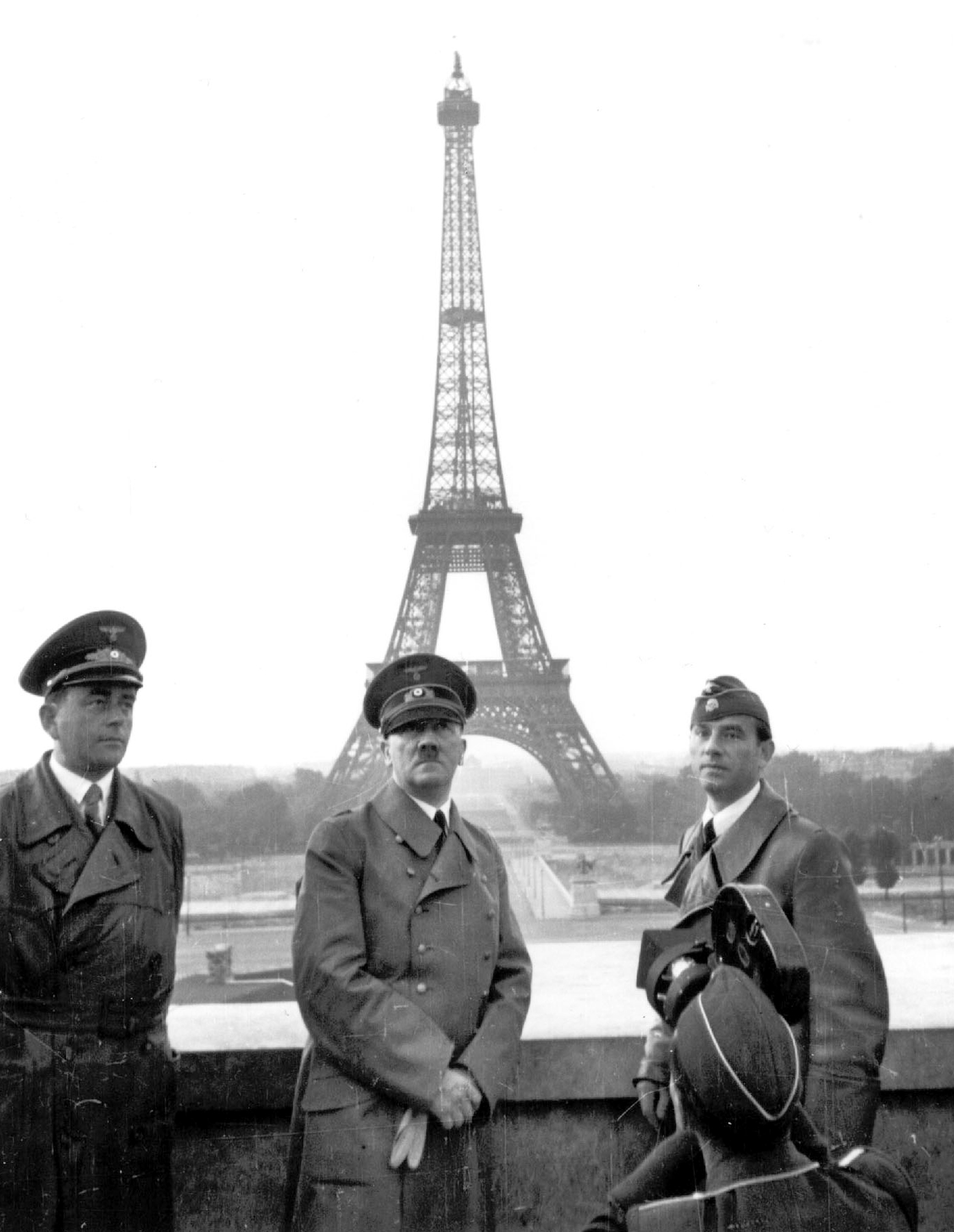 Hitler poserar framför Seine. 
