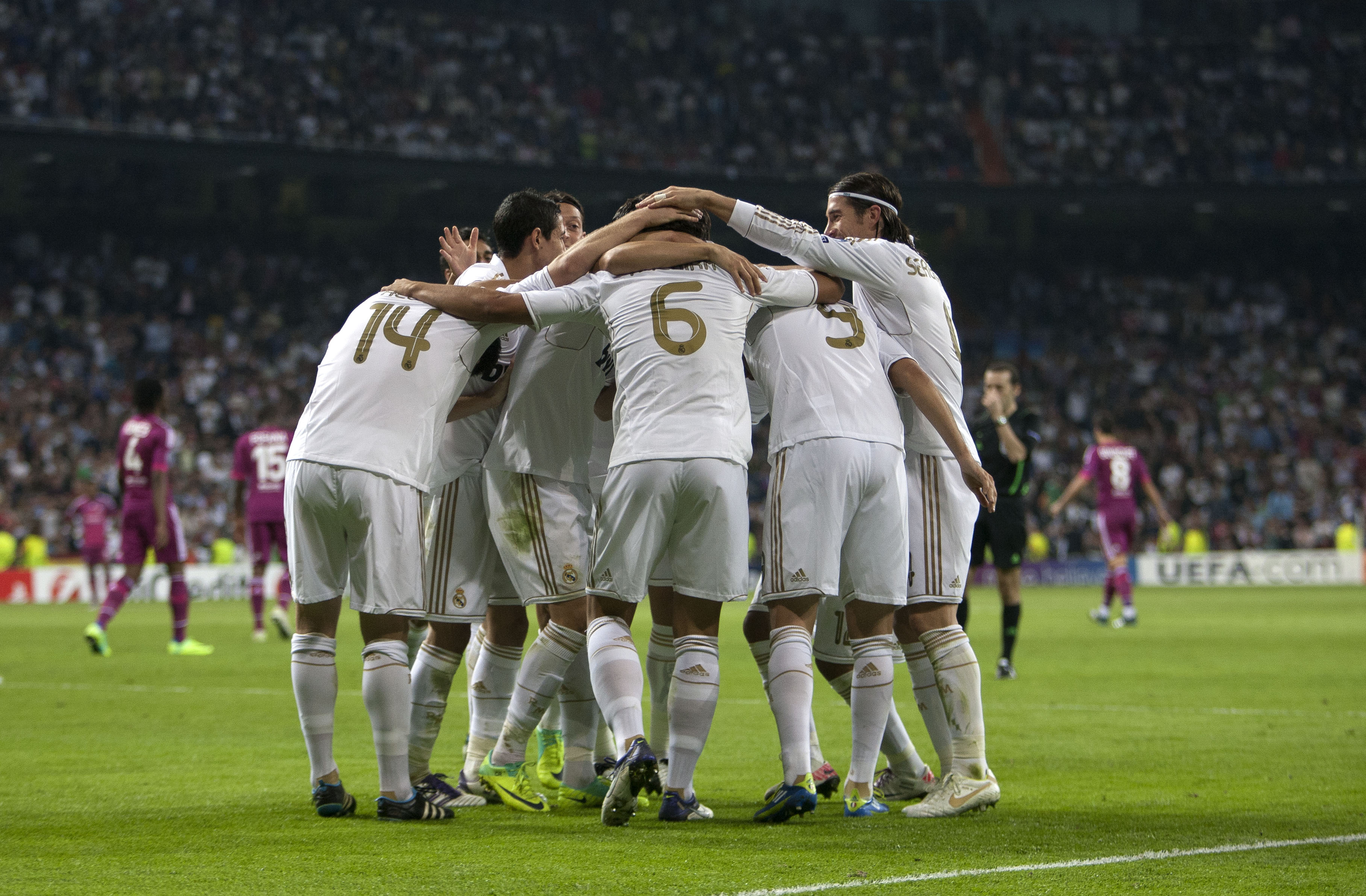 Real Madrid besegrade Lyon med klara 4-0 på Santiago Bernabeustadion.