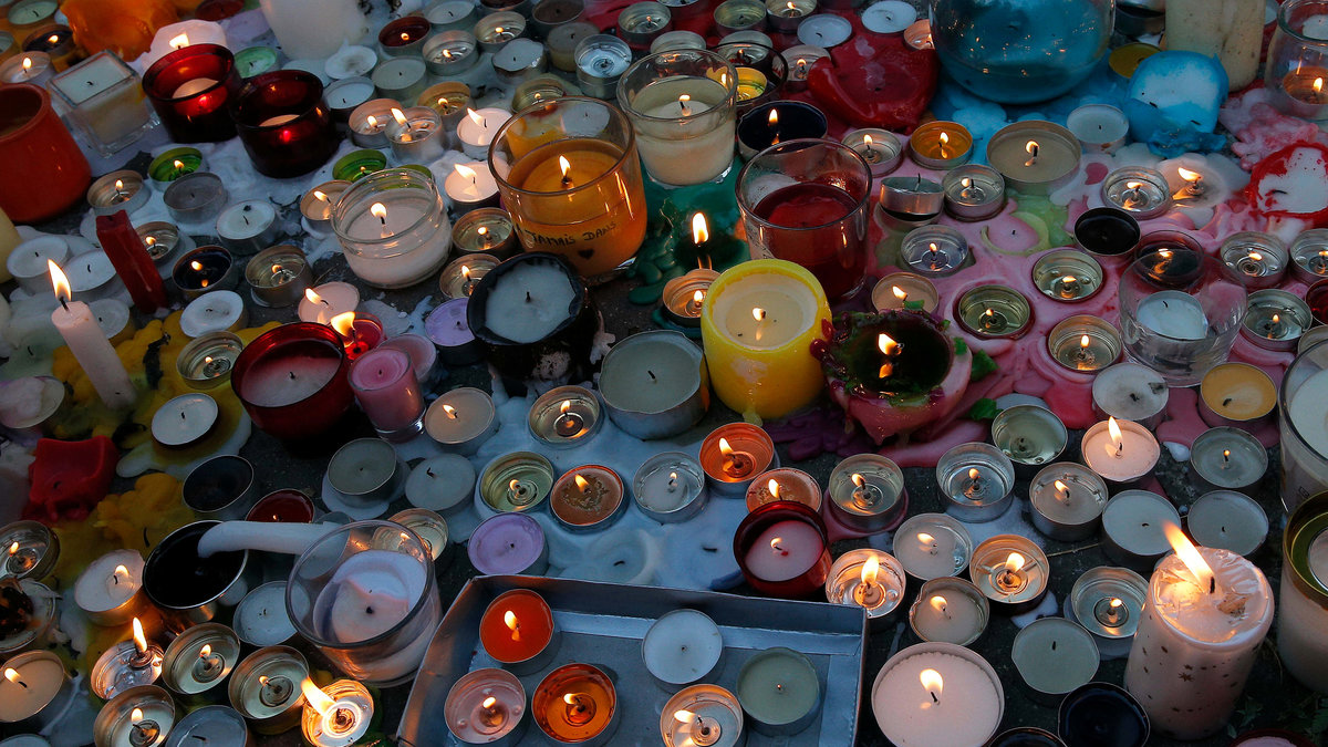 Tusentals tända ljus på olika sörjeplatser i Paris