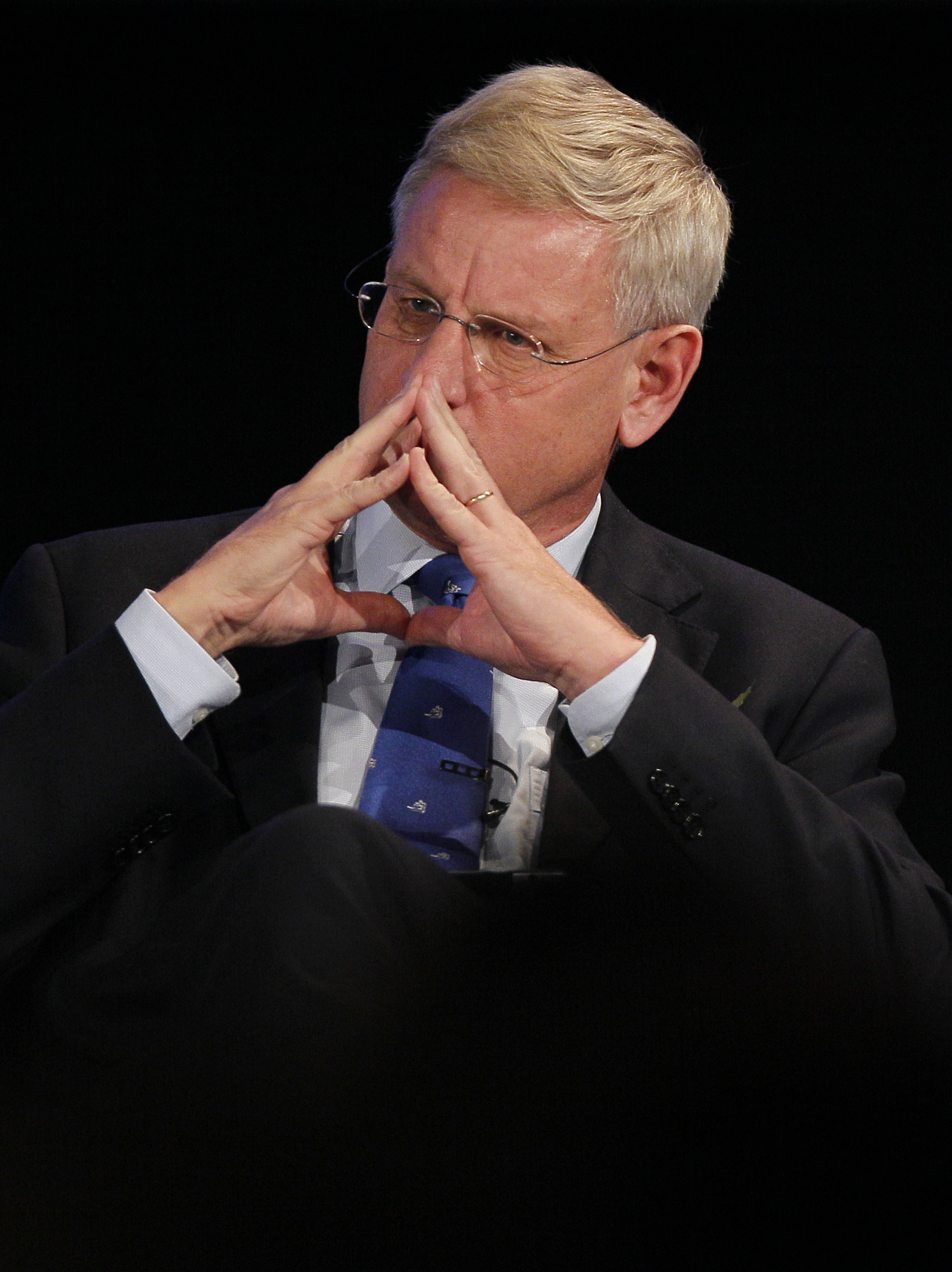 Carl Bildt försvarar Sveriges inställning, som var unik bland alla EU-länder. Hans förklaring avvisas dock.
