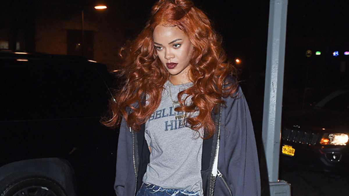 Rihanna kör jeanskjol i New York. 
