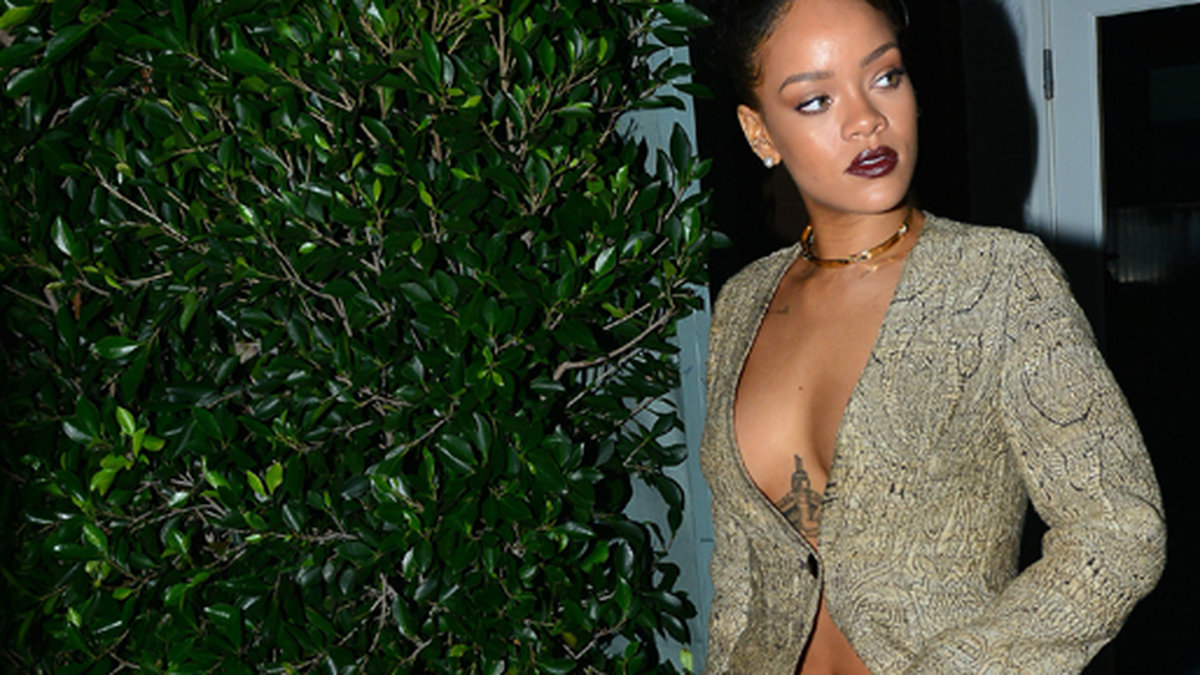 Rihanna lämnar restaurangen Giorgio Baldi i Los Angeles.