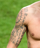 Zlatans axel är täckt med någon slags ornamentik och gjordes 2007. Zlatan har själv sagt att det ska handla om en symbol som ska ses som ett skydd för hans familj och honom själv.
Zlatans axel är täckt med någon slags ornamentik och gjordes 2007. Zlatan har själv sagt att det ska handla om en symbol som ska ses som ett skydd för hans familj och honom själv.