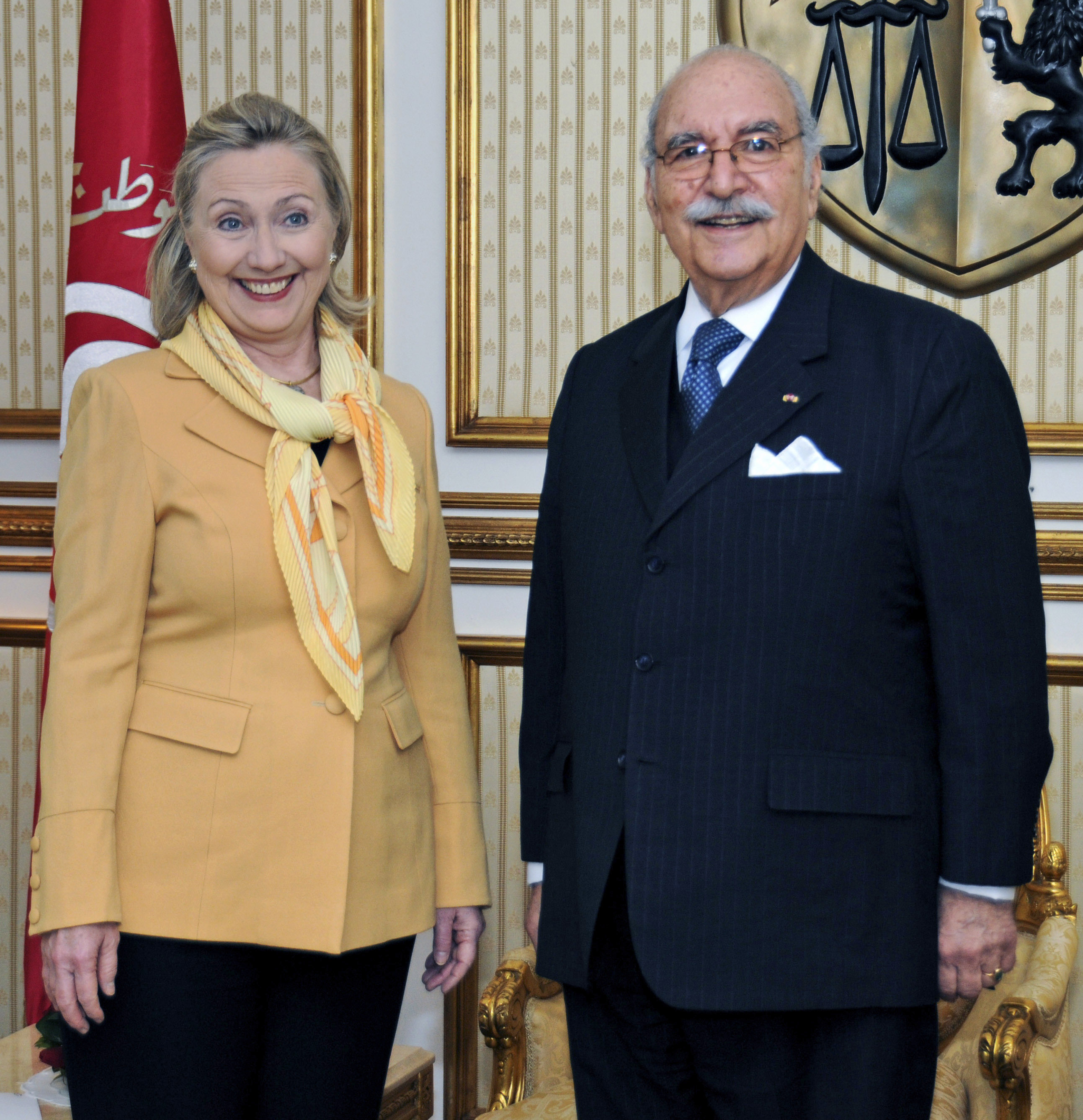 Hillary Clinton med Tunisiens tillfällige president Foued Mebazaa.