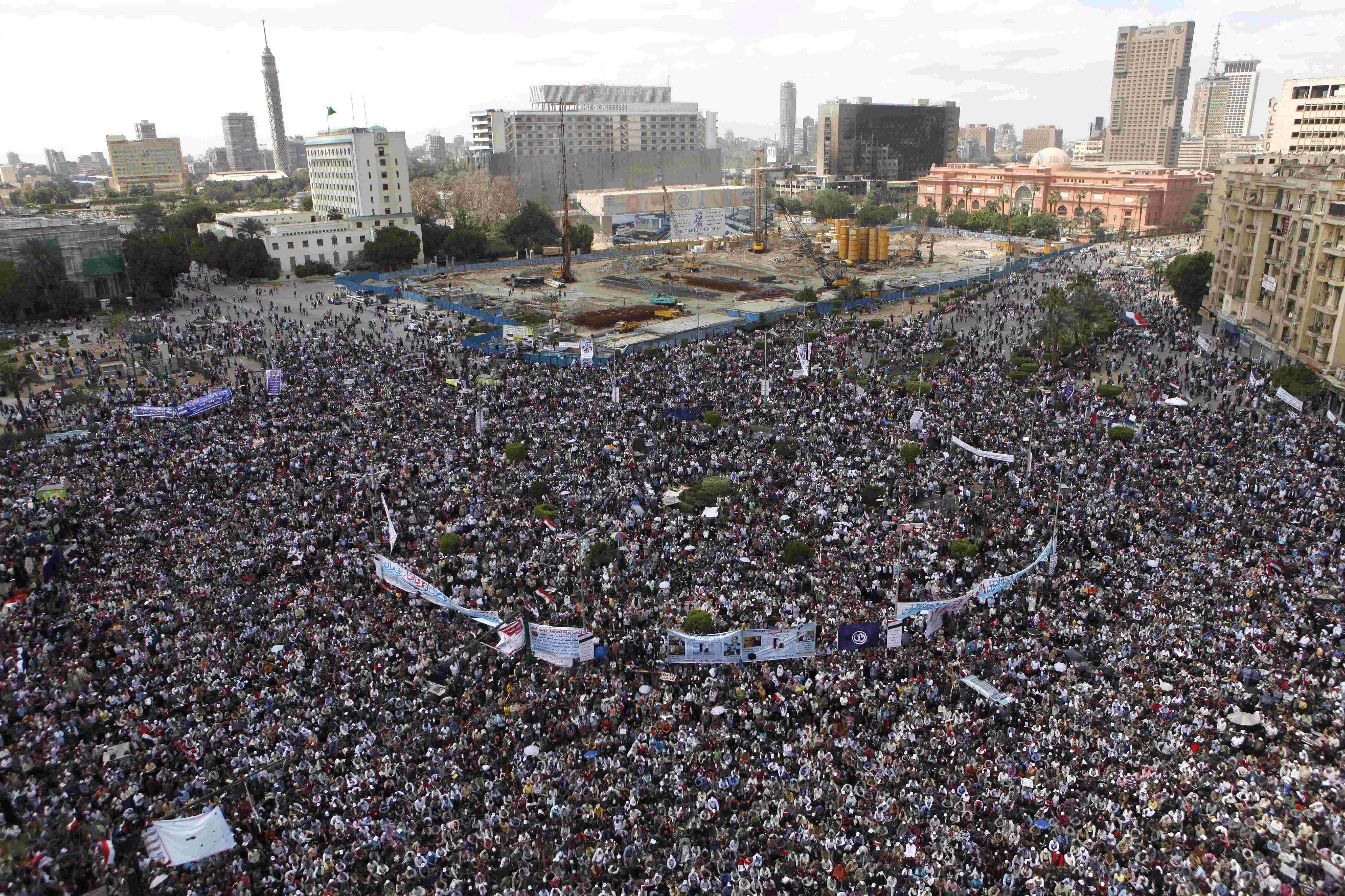Tahrir-torget i Kairo - det var alla mot en, diktatorn Hosnin Mubarak. 