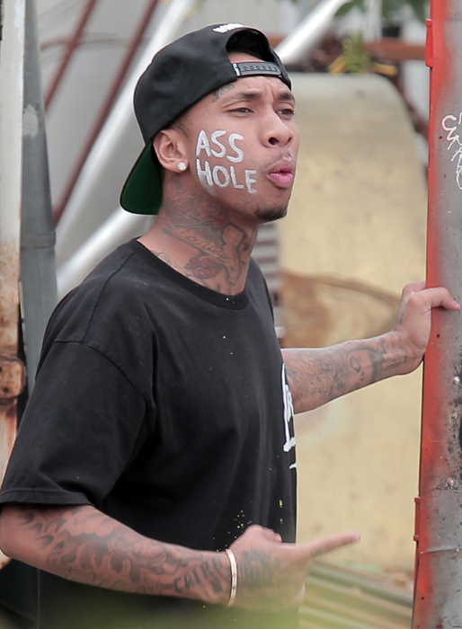 Tyga spelar in film med Bruce Willis i Los Angeles. Tyga spelar in film med Bruce Willis i Los Angeles.
