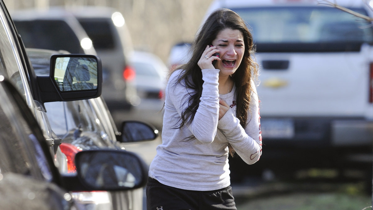 Förtvivlad kvinna i Newtown efter skjutningen.