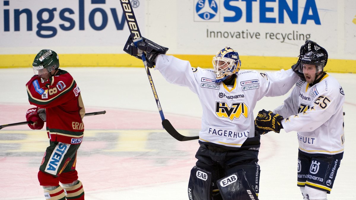 Gustaf Wesslau fick jubla ikväll när hans HV71 besegrade Frölunda med 3-2.