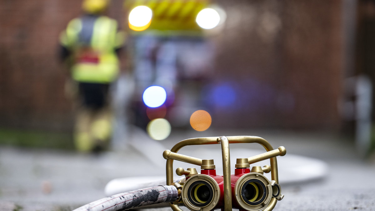 Ett VMA har utfärdats i Södertälje efter en brand i en industrilokal. 
