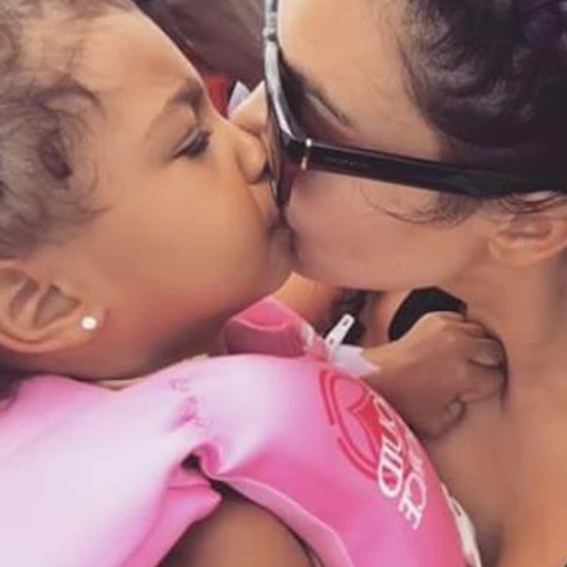 Kim pussar på dottern North. 