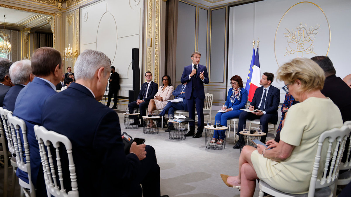 Under tisdagen mötte Frankrikes president Emmanuel Macron omkring 250 borgmästare som drabbats av den senaste veckans våldsamma upplopp på olika platser i landet.