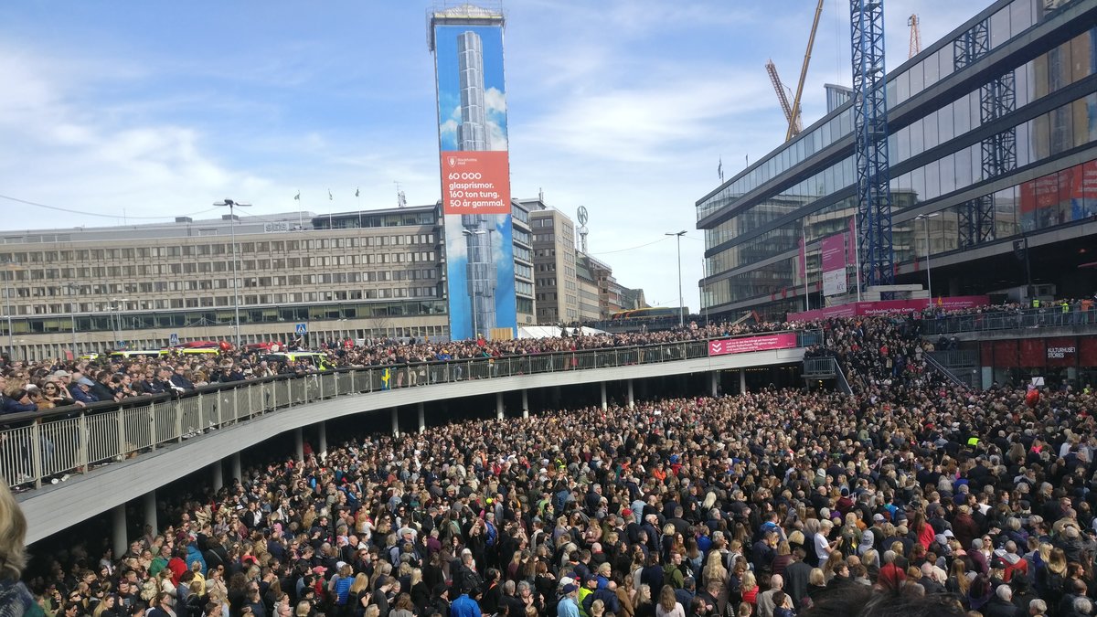 Tusentals människor samlades runt Sergels torg och vid Åhléns under söndagseftermiddagen.