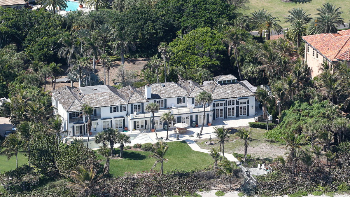 För en "liten" del – 87 miljoner kronor – så köpte Elin det här huset i Palm Beach. Som hon sedan rev ned och byggde om. 