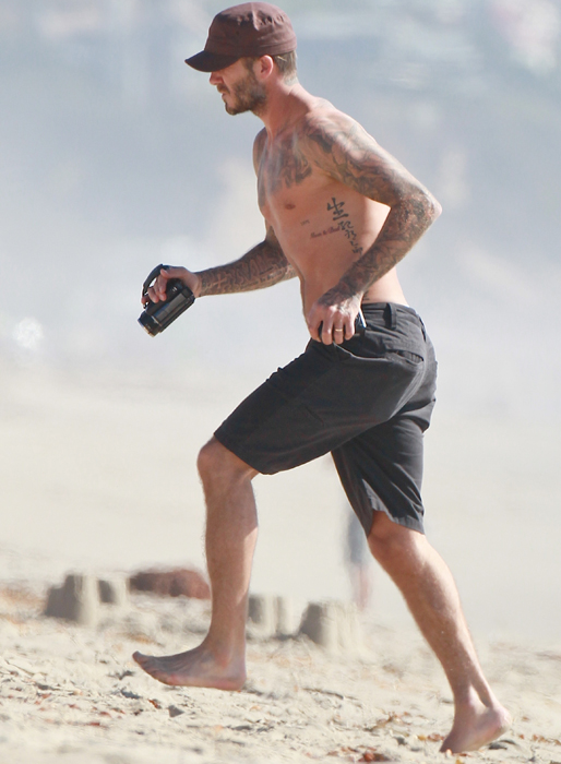 David Beckham njuter av lite sol på stranden i Los Angeles. David Beckham njuter av lite sol på stranden i Los Angeles.