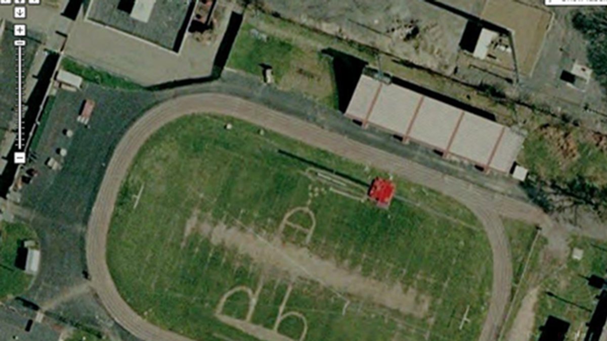 En 100 meter stor penis på en amerikansk fotbollsplan. 