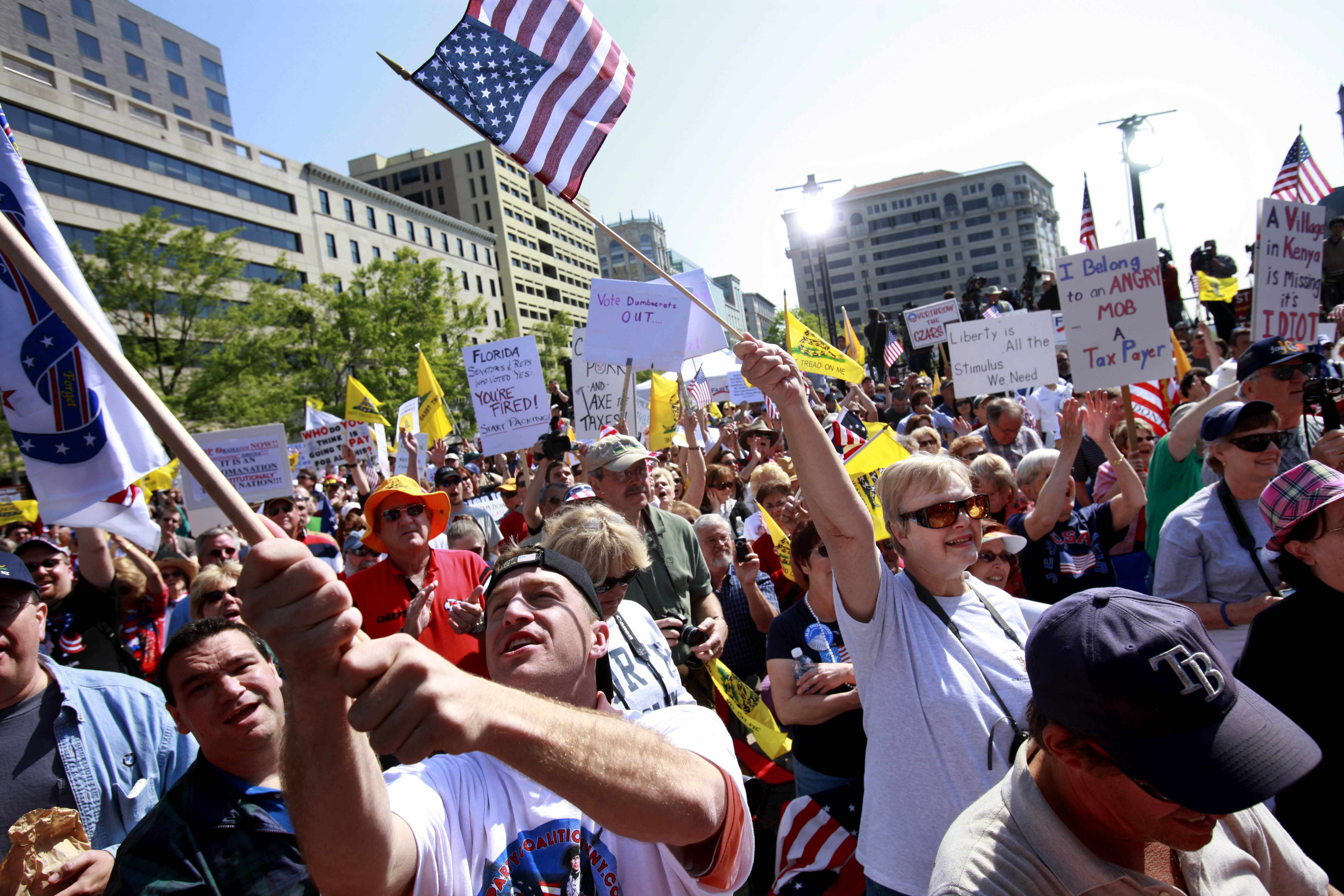 Tea Party-aktivisterna har samlat hundratusentals människor till aggressiva protester mot den sittande presidenten.