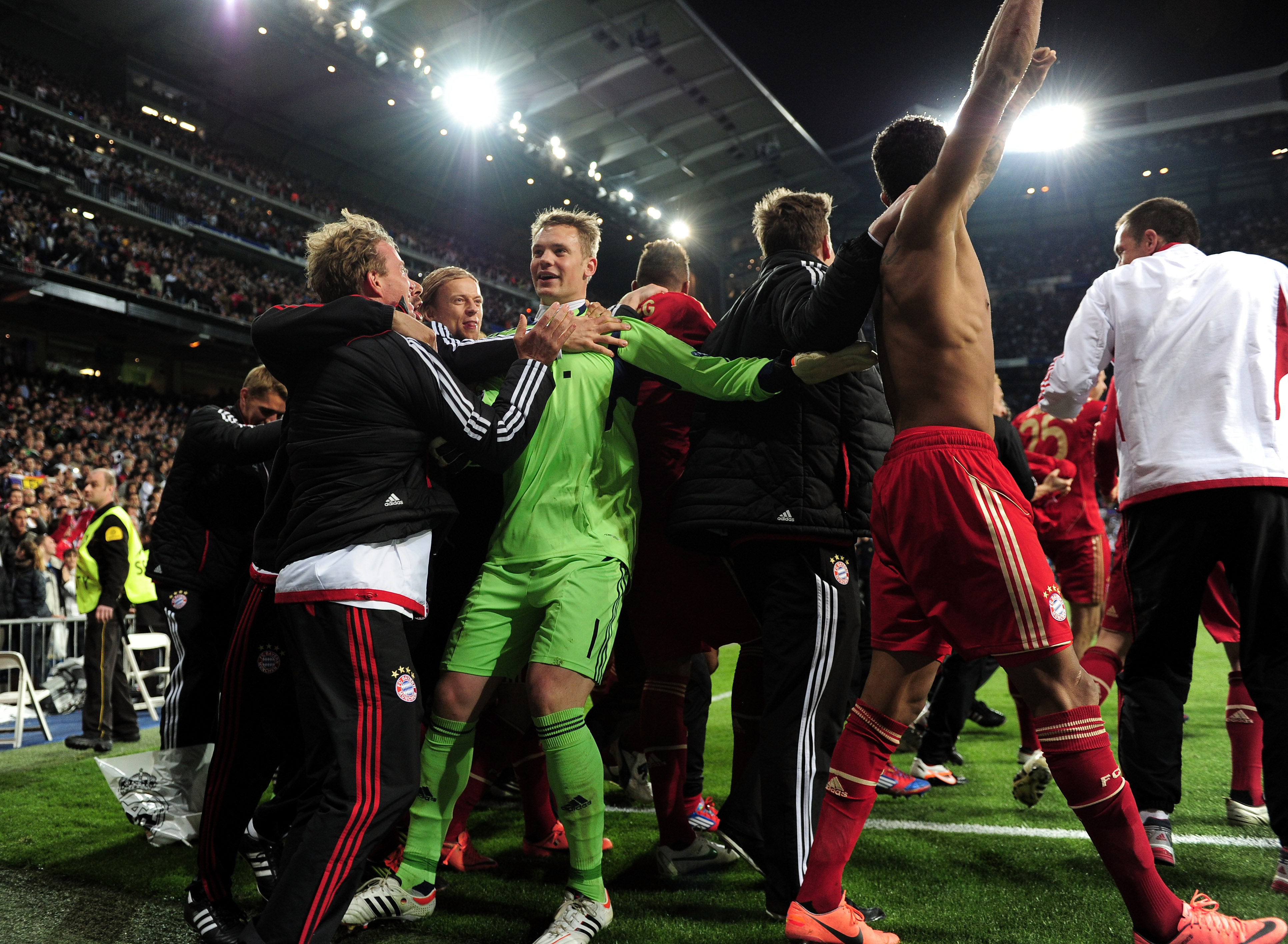 Manuel Neuer ser chockad ut efter semifinal-segern.