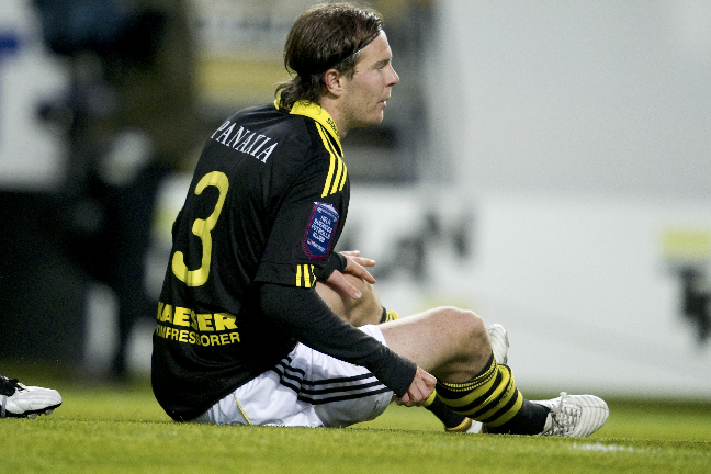 Per Karlsson blir kvar i AIK.
