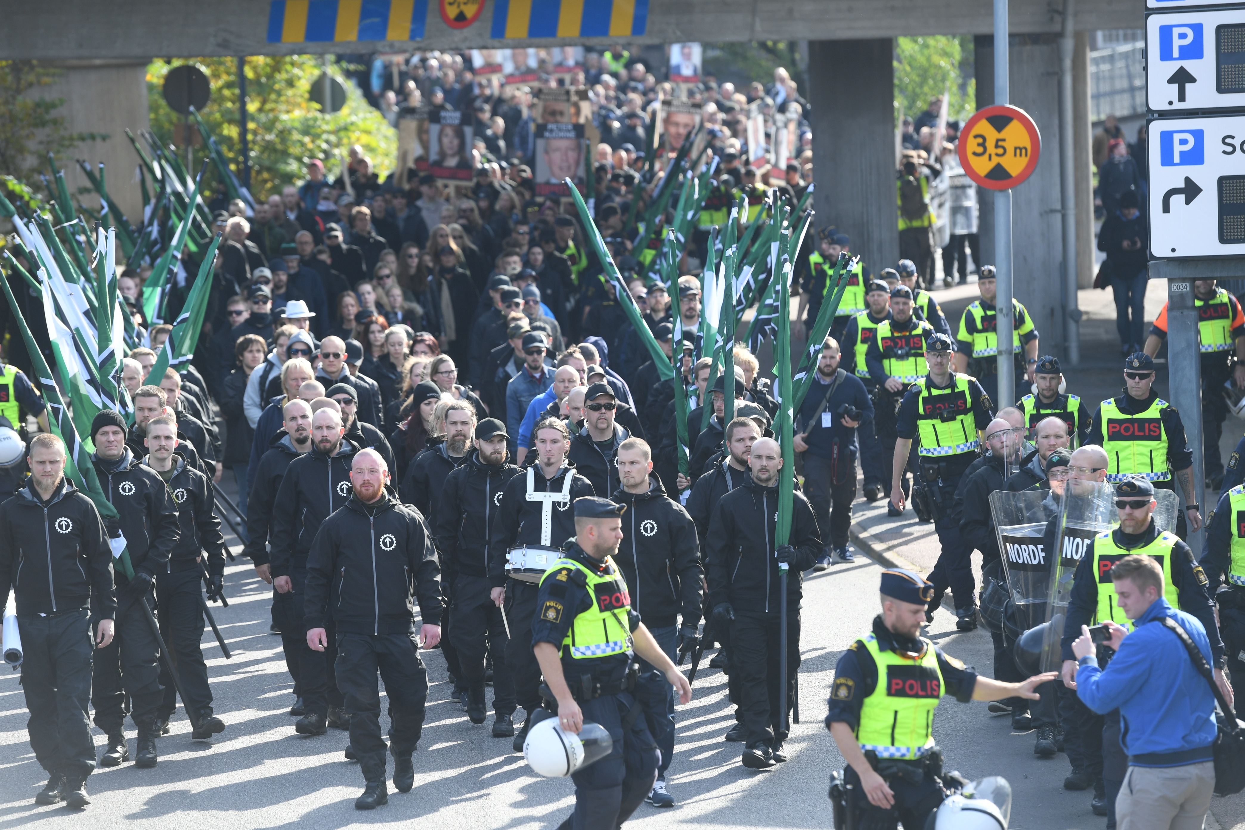 Två personer ska ha förts till sjukhus. Två personer ska ha förts till sjukhus.