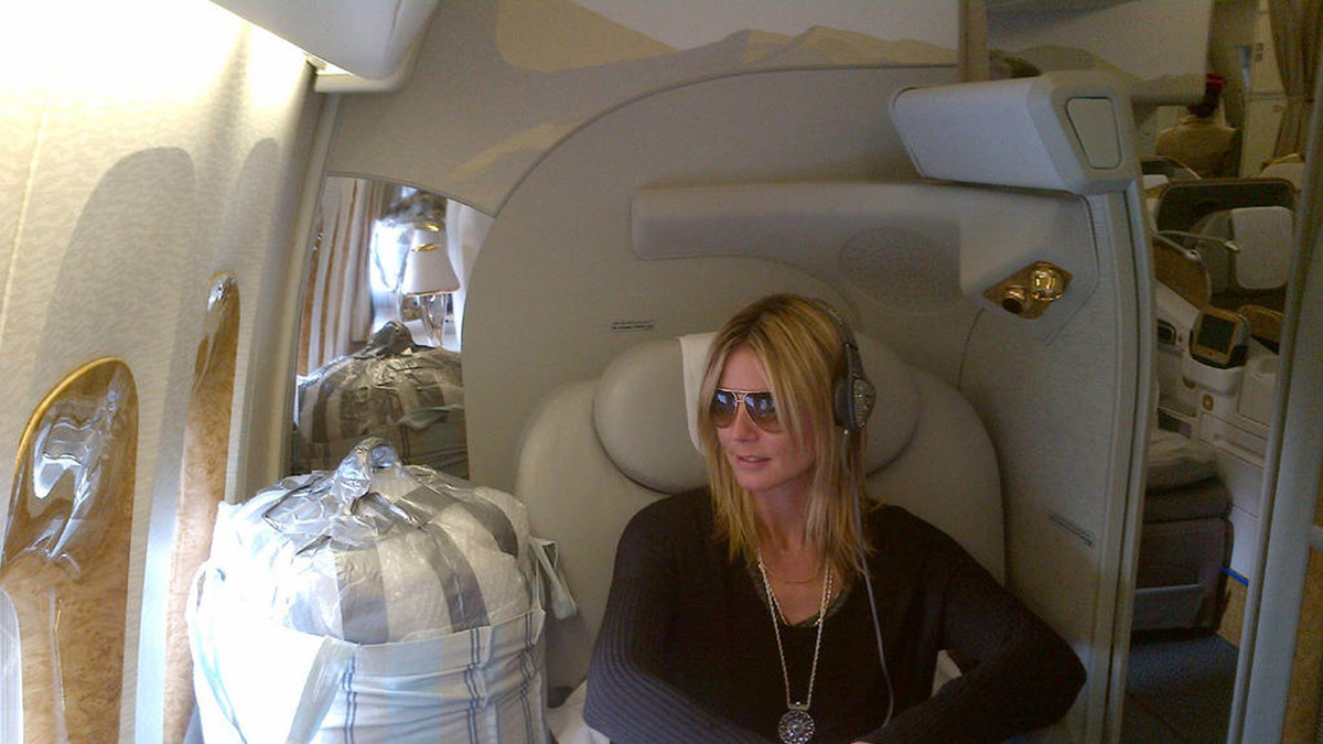 Heidi Klum på flyget. 