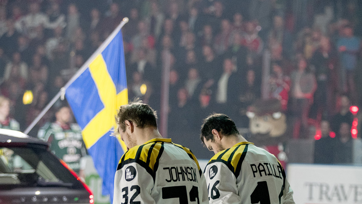 Under kvällen hölls även en minnesstund för offren innan måndagens semifinal mellan Frölunda och Brynäs.