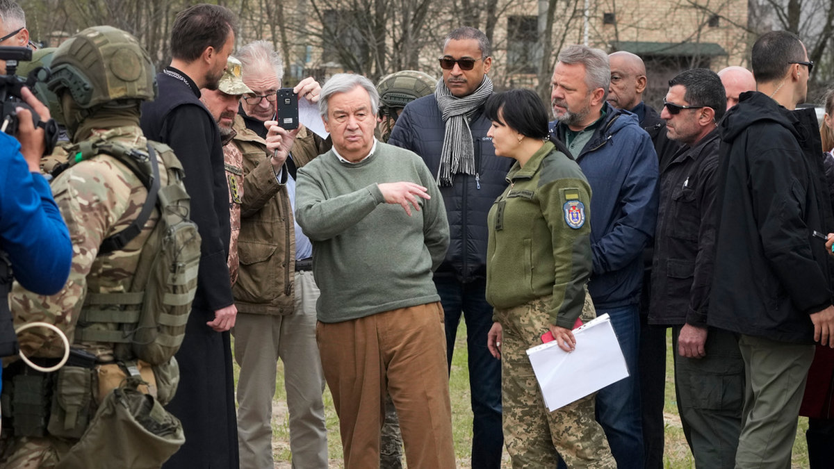 FN:s generalsekreterare António Guterres (i mitten) under ett besök i Butja i april i år.