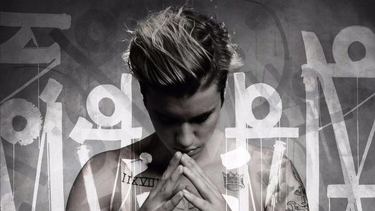 Tidigare i veckan visade Bieber omslaget till sitt kommande album Purpose. 