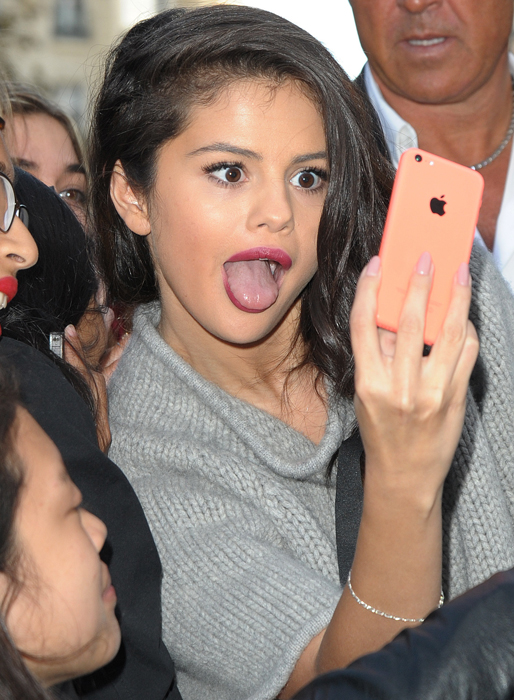 Selena Gomez tar en selfie med sina fans. Selena Gomez tar en selfie med sina fans.