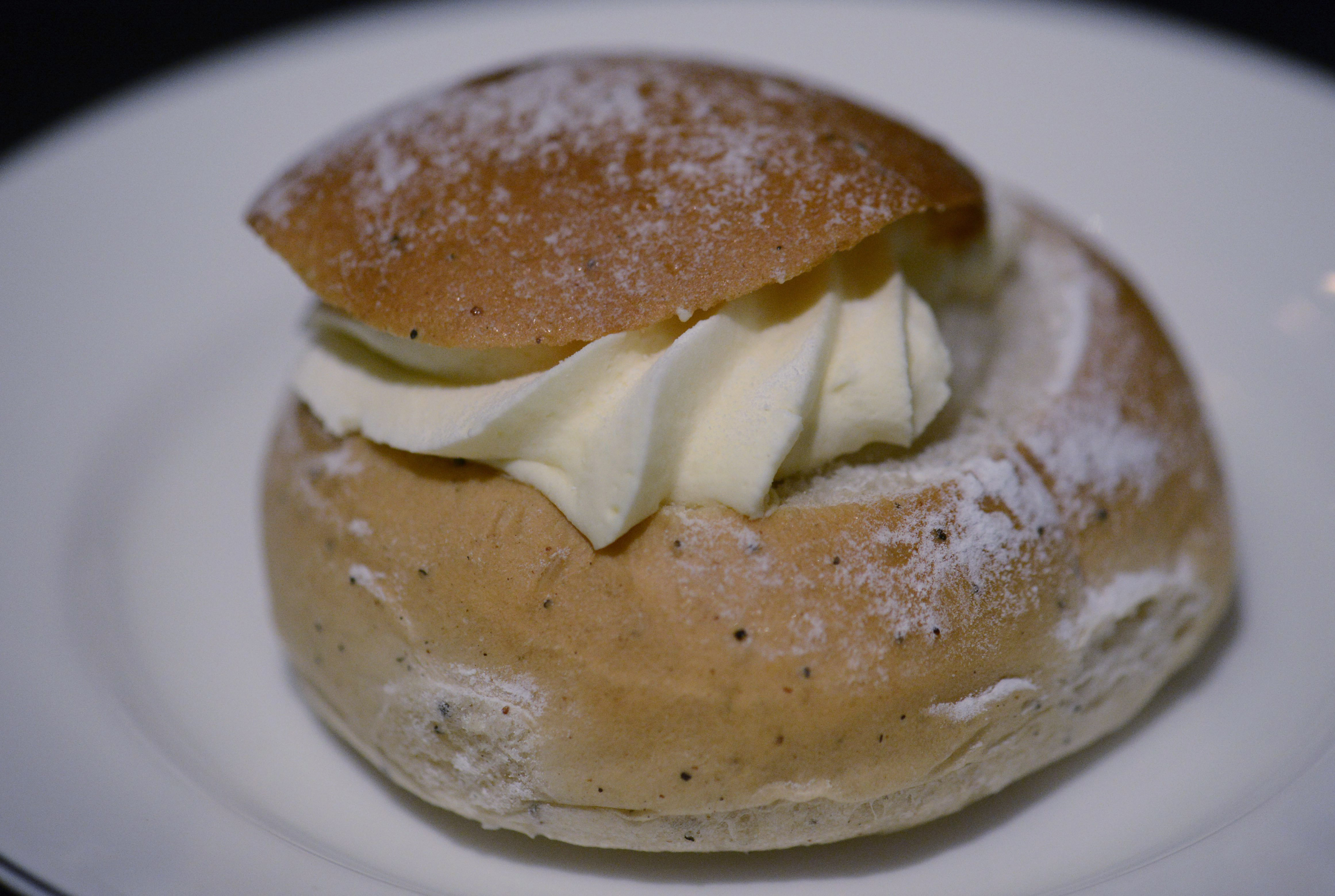 Tjejer f&aring;r h&aring;lla sig till de mindre semlorna.