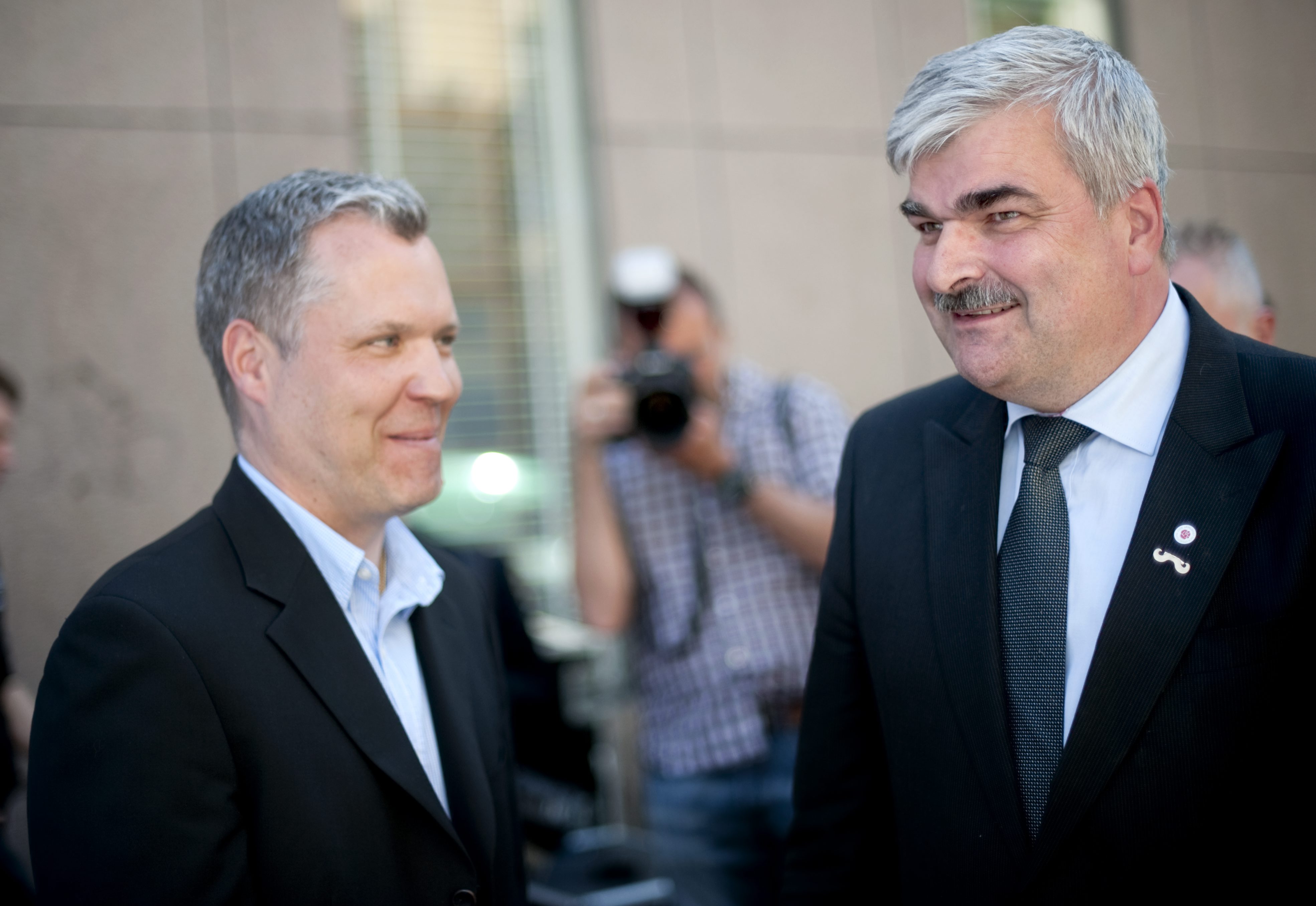 Socialdemokraten Tommy Waidelich får utstå hård kritik från alla håll efter hans uttalande om euron. Här står han med chefen Håkan Juholt.
