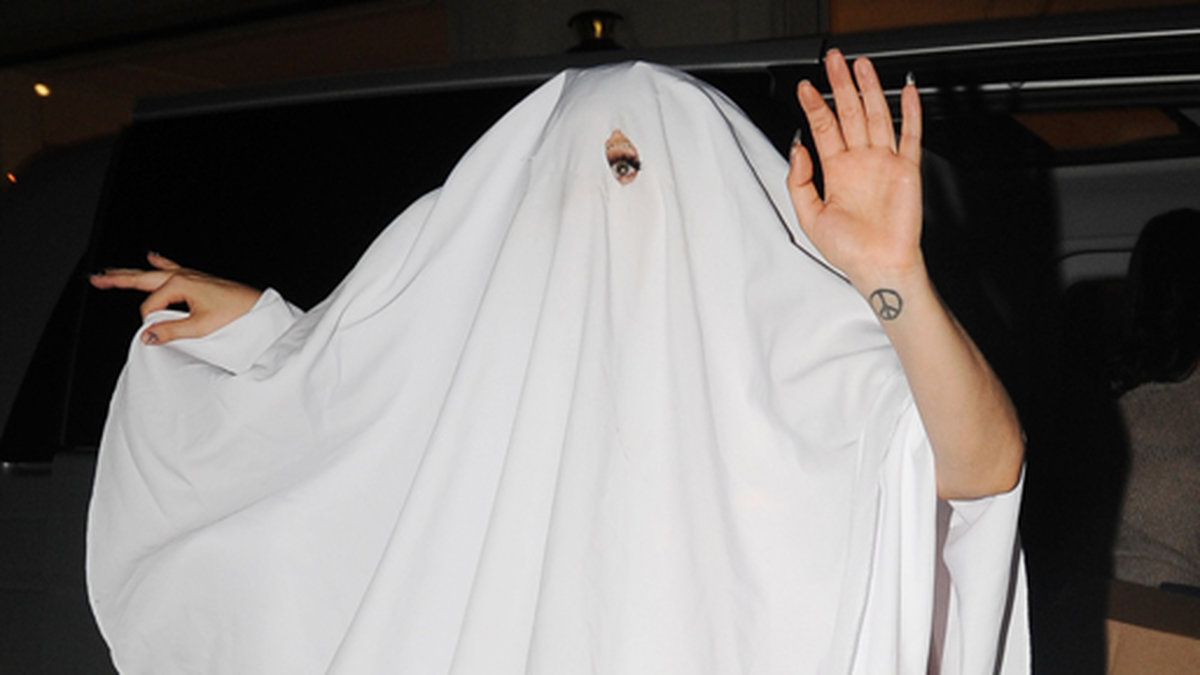 Lady Gaga tog en bordsduk från restaurangen i Paris och lekte spöke med paparazzifotograferna. 