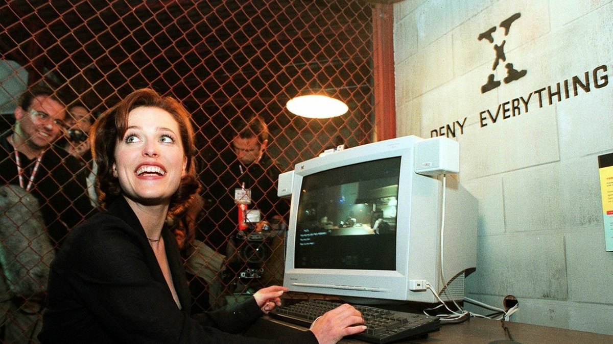 'Arkiv X'-skådespelaren Gillian Anderson spelar dataspel 1998. Arkivbild.