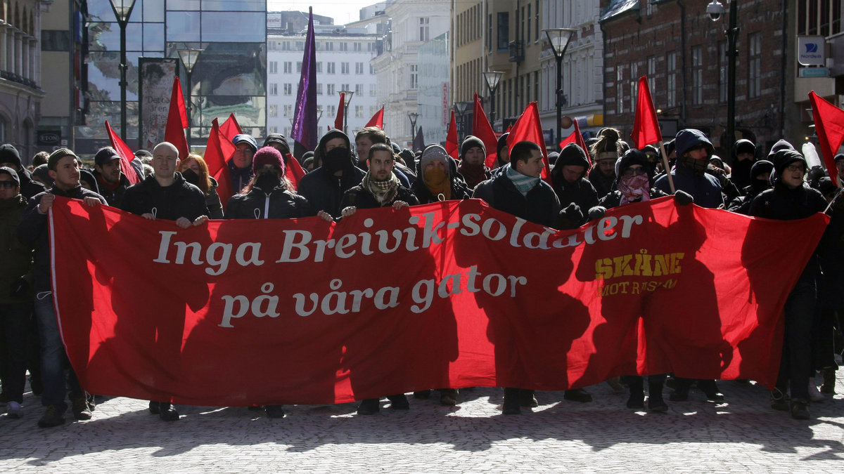 Två motdemonstrationer anordnades. Den ena av Vänsterpartiet och den andra, som inte beviljats tillstånd, av "sympatisörer till nätverket Antifascistisk aktion", enligt Sydsvenskan.
